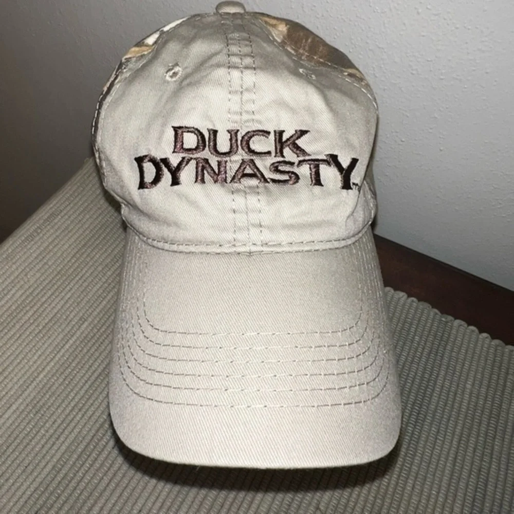 A&E Duck Dynasty Tan & Camo Adjustable hat.